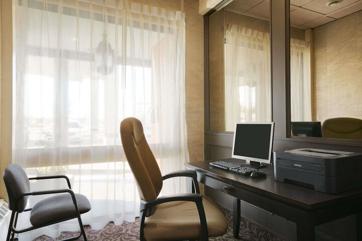 Business Center 22 of 26
