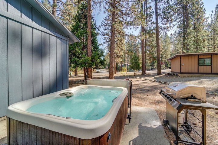 Graeagle Vacation Rental Cabin w / Game Room!