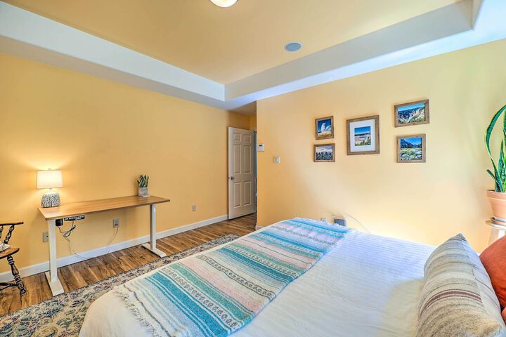 Cozy Whitehall Hideaway w / Hot Tub + Chiminea!
