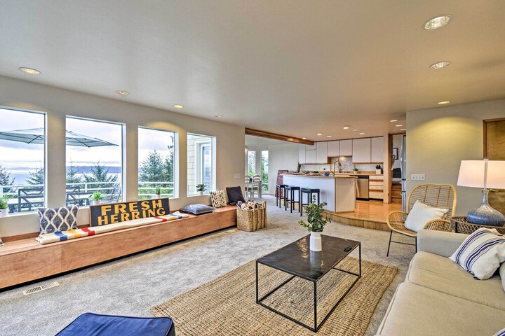 Unique Port Ludlow Home w / 3 Decks & Hot Tub!