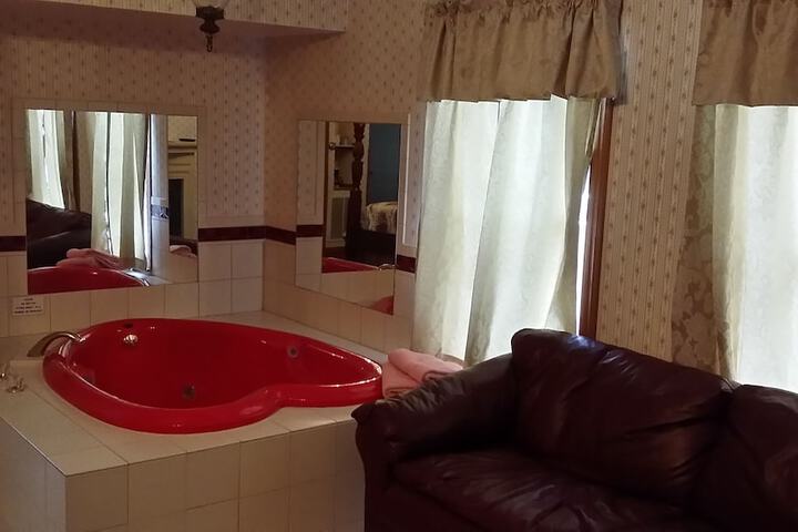 Chestnut Charm Bed & Breakfast