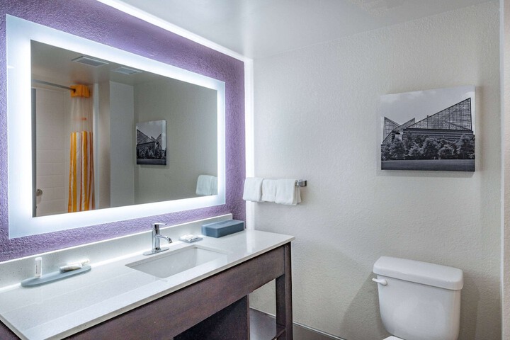 Room 42 of 60