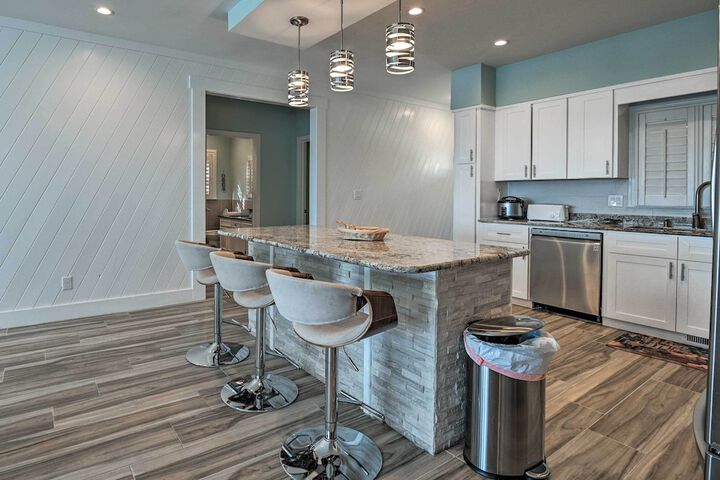 Luxurious Waterfront Home w / Private Pier & Views!