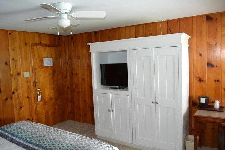 Buzzs Lakeside Inn