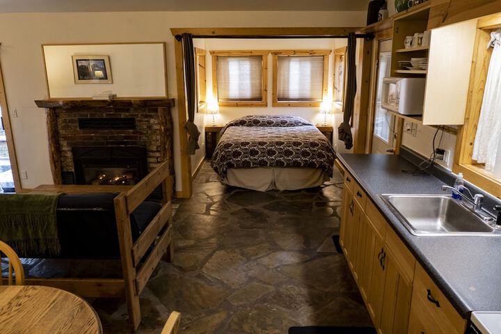 Whittakers Motel & Historic Bunkhouse