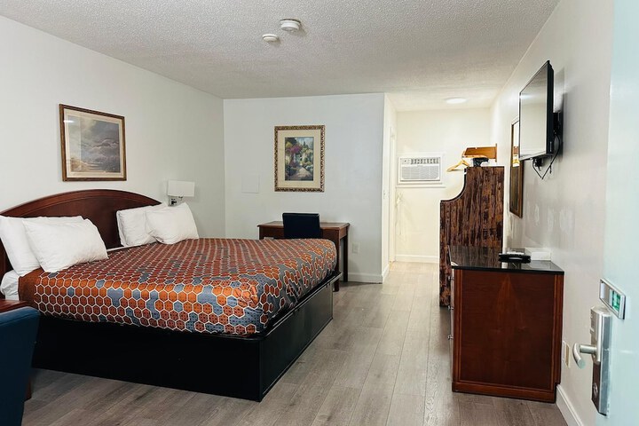 Room 33 of 40