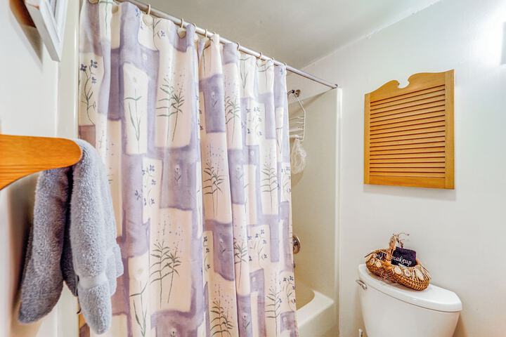 Lake & Pool Access! Outdoorsy Getaway in Newland