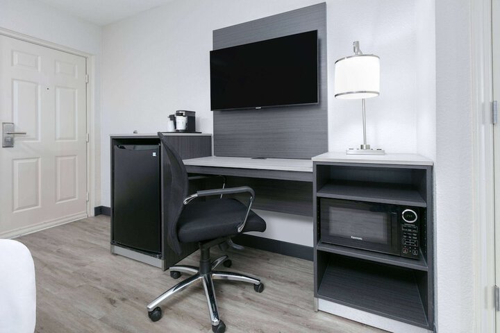 Room 35 of 102