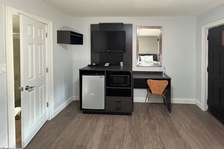 Room 6 of 10