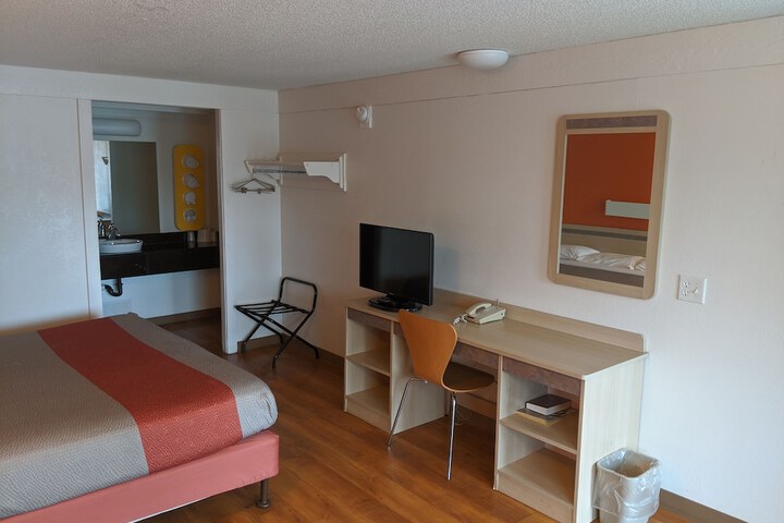 Room 9 of 24