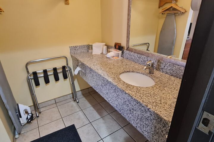 Oakridge Inn & Suites