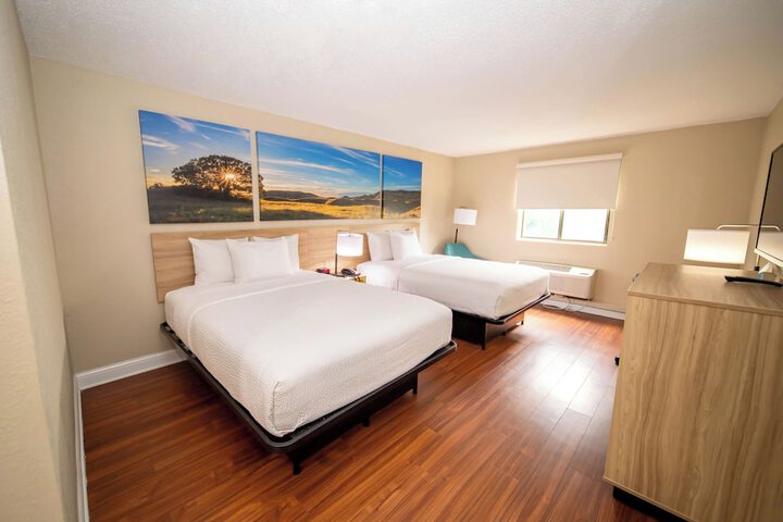 Days Inn and Suites by Wyndham Hammond IN