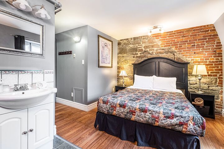 Room 17 of 28