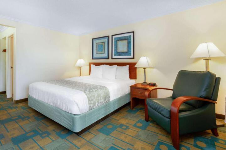 La Quinta Inn & Suites by Wyndham Chicago Willowbrook