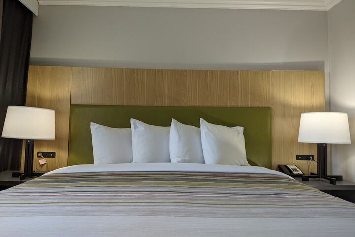 Room 9 of 37