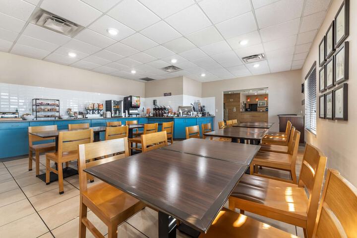 Country Inn & Suites by Radisson Watertown, SD