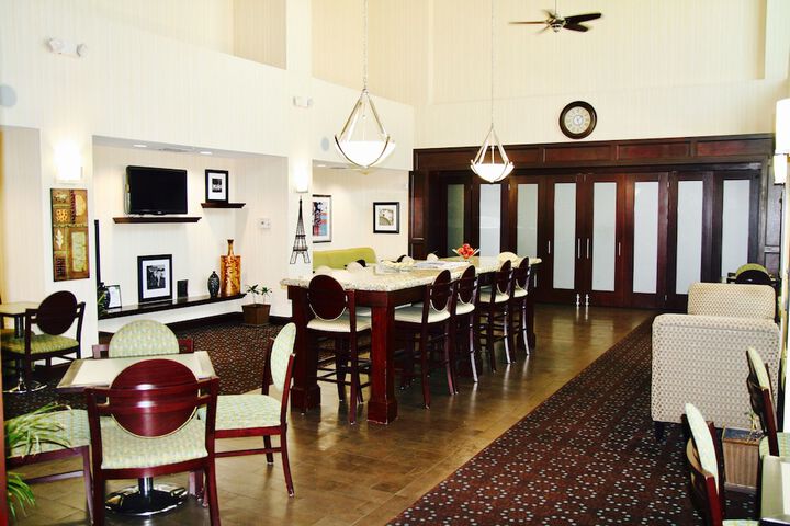 Lounge 56 of 63