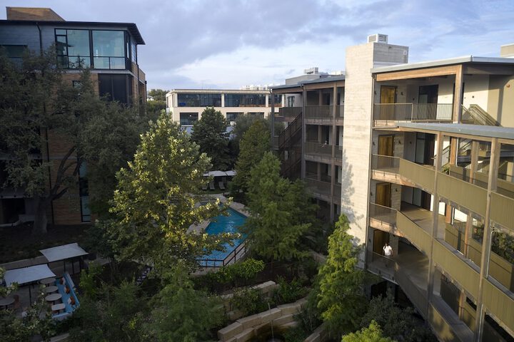 Hotel 4 of 104