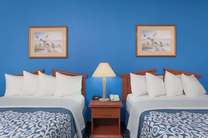 Days Inn & Suites by Wyndham Cambridge
