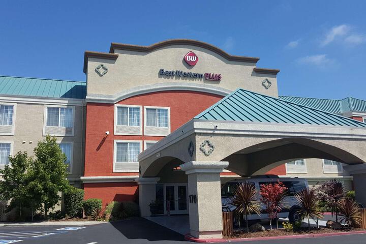 Best Western Plus Airport Inn Suites