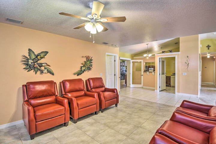 Cozy Coastal Retreat w / Grill 5 Mi to Beach