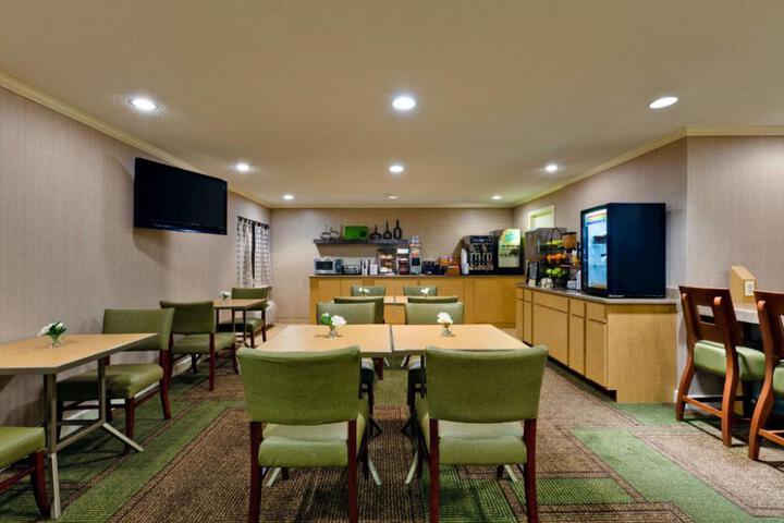 La Quinta Inn & Suites by Wyndham Chicago Willowbrook