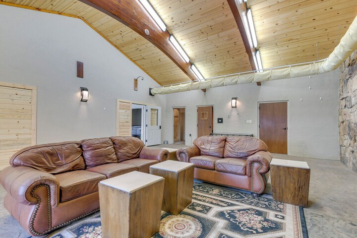 Game Room Media Room & Pool: Luxe Villa in Craig!