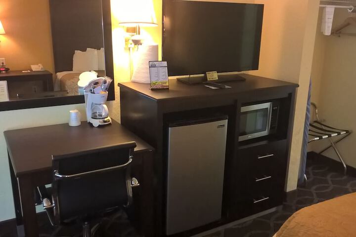 Days Inn & Suites by Wyndham Port Richey