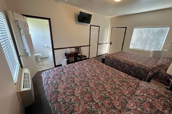 Room 8 of 9