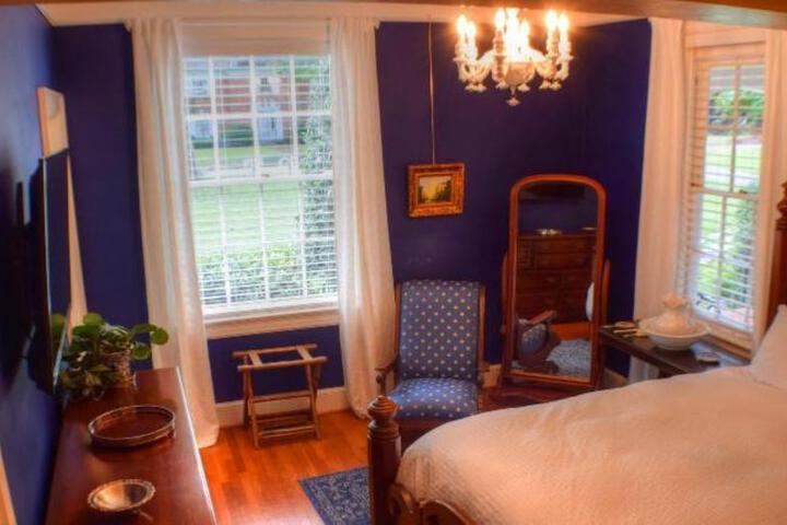 The Holly and Ivy Inn