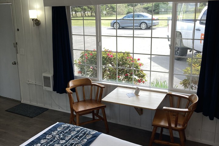 Tillicum Beach Motel (Deanes Oceanfront Lodge)
