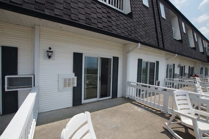 Snyders Shoreline Inn