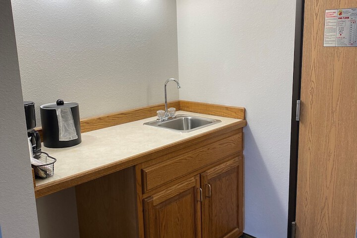 Super 8 by Wyndham Independence IA