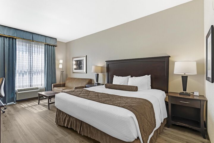 Best Western Plus Chain of Lakes Inn & Suites