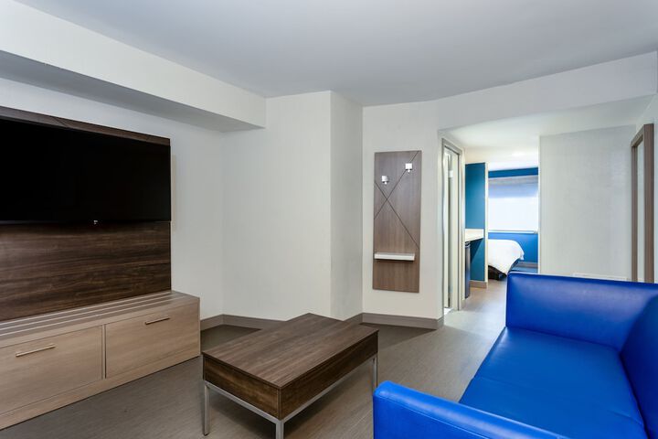 Room 33 of 60