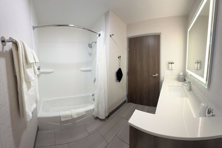 Holiday Inn Express & Suites Mansfield – Ontario by IHG