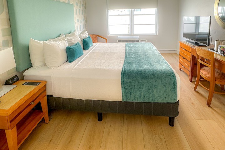 Room 42 of 77