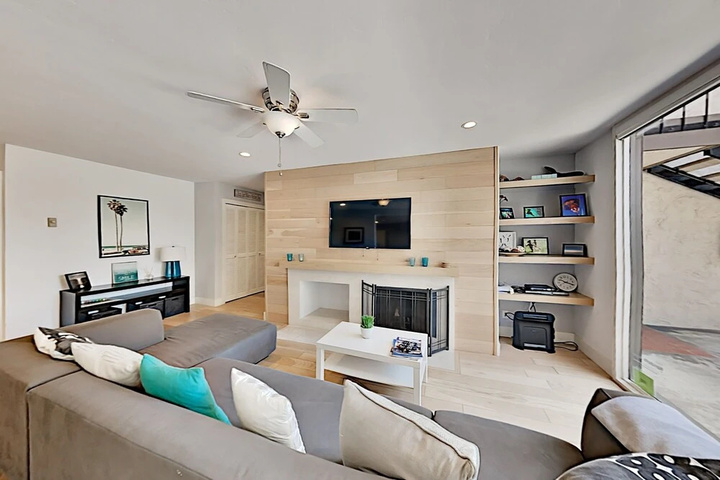 Immaculate Beach W / Pool Hot Tub & Balconies 2 Bedroom Condo