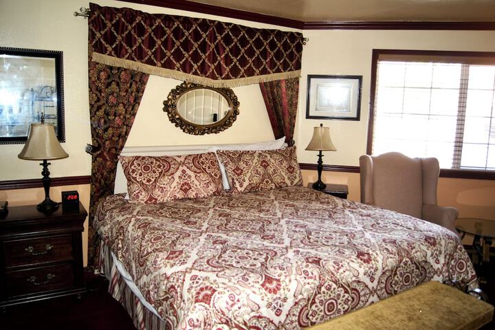 Room 32 of 65