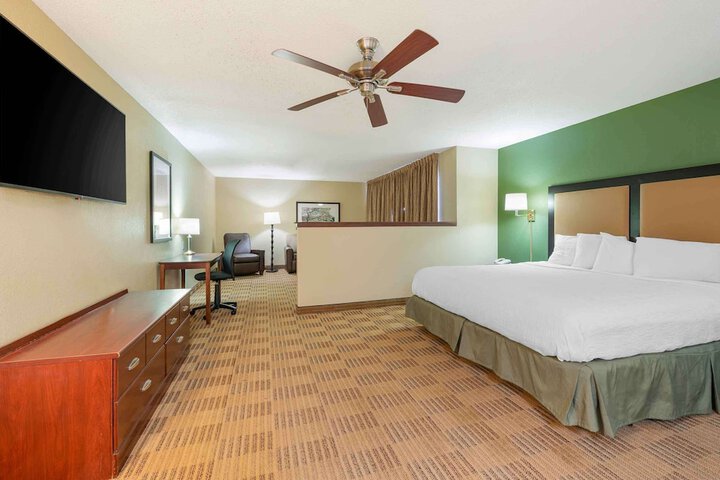 Room 27 of 37