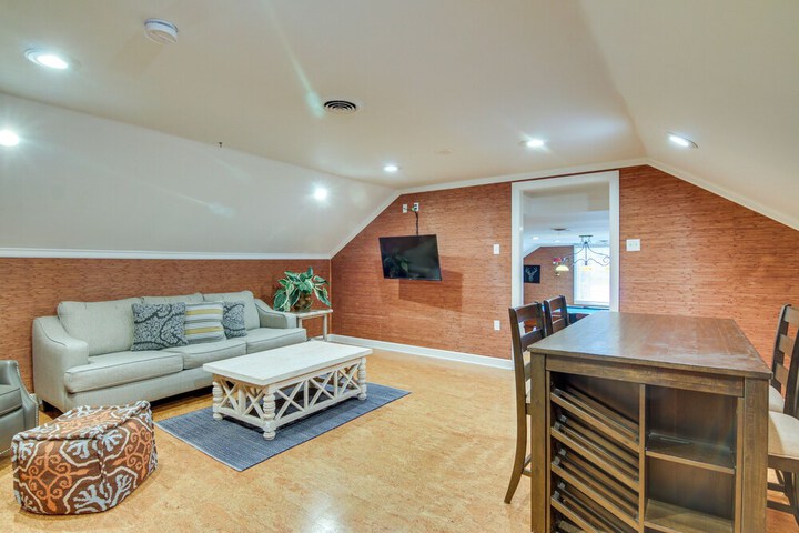 Waterfront Cambridge Gem w / Hot Tub Pool & Dock!