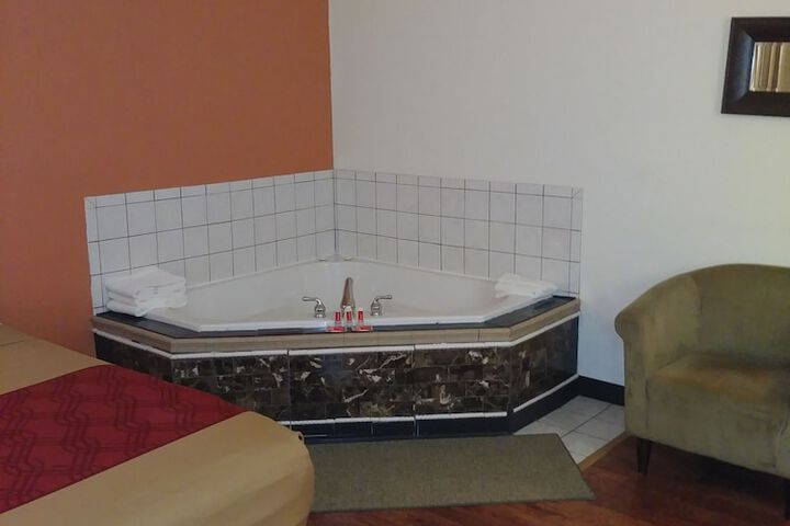 Hot Tub 98 of 100