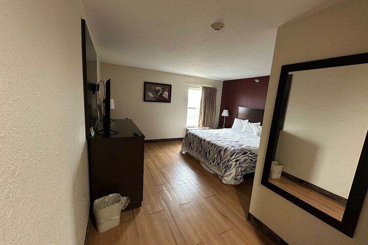 Econo Lodge Inn & Suites