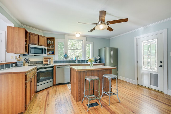 Historic & Charming Pittsboro Home w / Fireplaces
