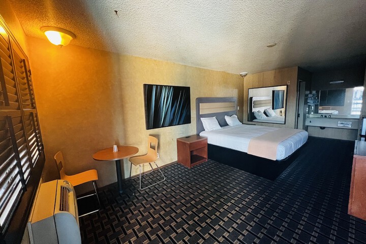 Room 13 of 27