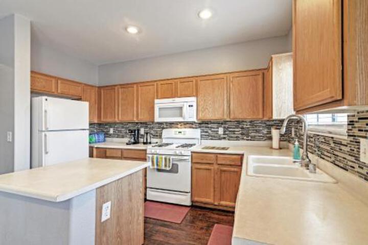 Single House 7 Miles to Strip and Town Center