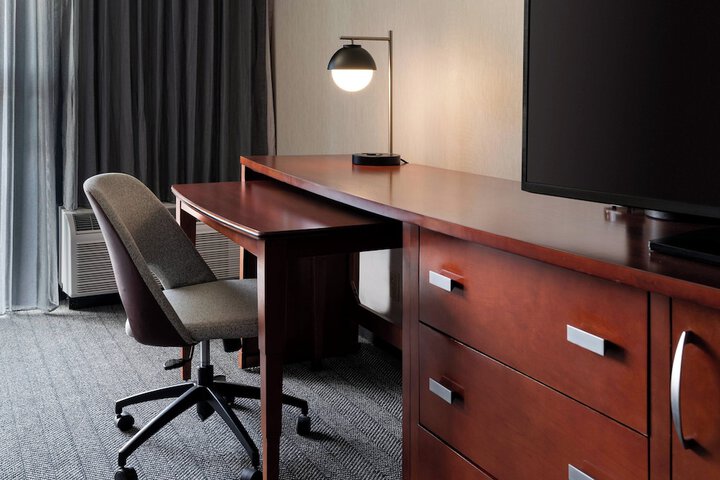Courtyard by Marriott Bakersfield