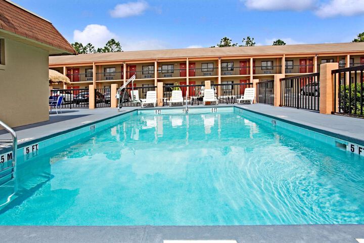 Super 8 by Wyndham Kissimmee / Maingate/Orlando Area