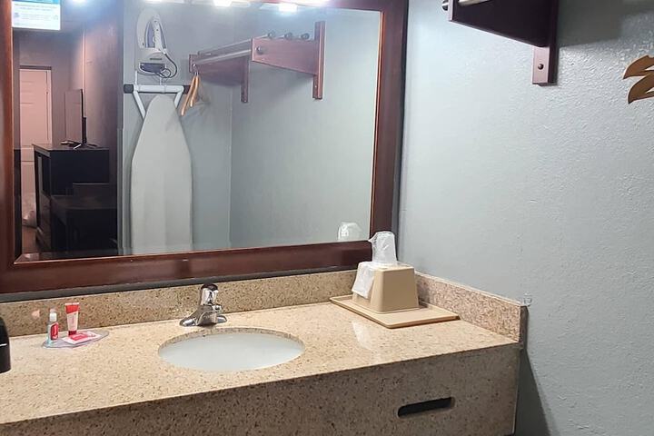 Travelers Inn & Suites Forest City