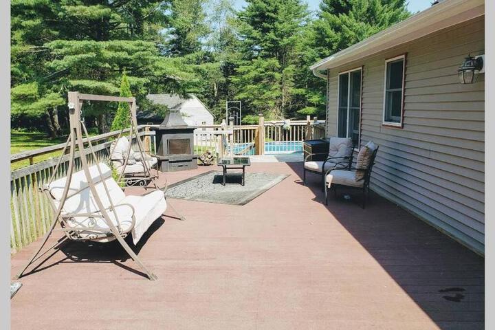 Southwoods Mountain Estate -private mansion pool, hottub+ 15 acres